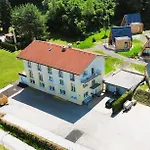 Mountains & Lakes - Chaletdorf & Semesterbostad